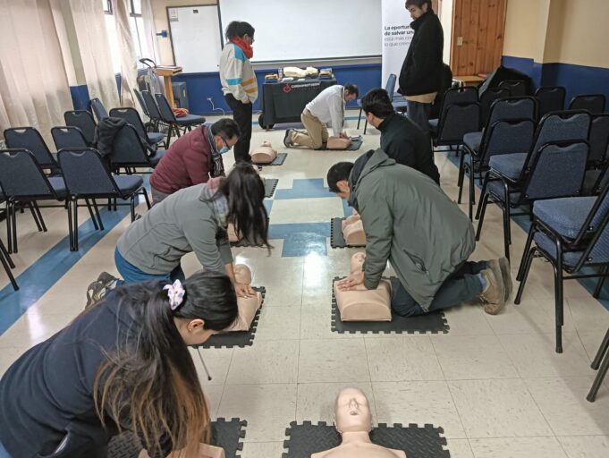 Liceo Bicentenario de Excelencia Monseñor Guillermo Hartl de Pitrufquén capacita a su personal en el uso de DEA y RCP