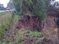 Vecinos cortan ruta Pitrufquén – Toltén por peligroso socavón: exigen presencia de vialidad