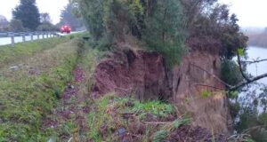 Vecinos cortan ruta Pitrufquén – Toltén por peligroso socavón: exigen presencia de vialidad