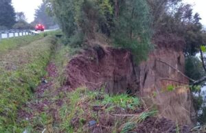 Vecinos cortan ruta Pitrufquén – Toltén por peligroso socavón: exigen presencia de vialidad