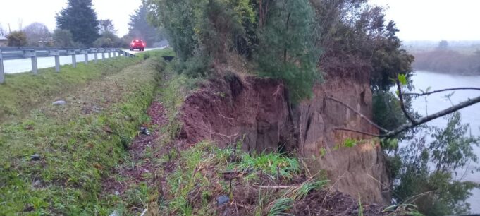 Vecinos cortan ruta Pitrufquén – Toltén por peligroso socavón: exigen presencia de vialidad