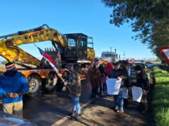 Vecinos de Allipén se manifiestan en la ruta Freire-Villarrica por falta de avance en pavimentación