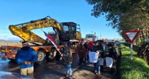 Vecinos de Allipén se manifiestan en la ruta Freire-Villarrica por falta de avance en pavimentación