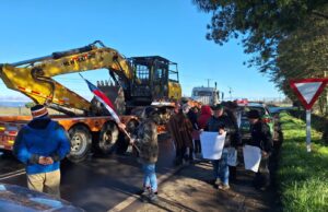 Vecinos de Allipén se manifiestan en la ruta Freire-Villarrica por falta de avance en pavimentación