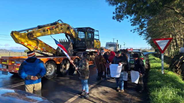 Vecinos de Allipén se manifiestan en la ruta Freire-Villarrica por falta de avance en pavimentación