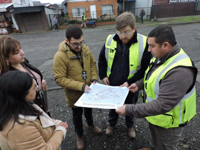 Municipio y liceo bicentenario de excelencia Monseñor Guillermo Hartl de Pitrufquén coordinan acciones ante inicio de obras en calle Camino Toltén