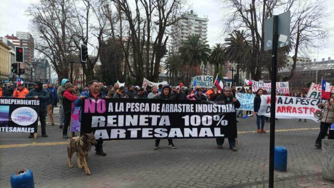 Marcha en La Araucanía: pescadores denuncian autorización de pesca de reineta con red de arrastre