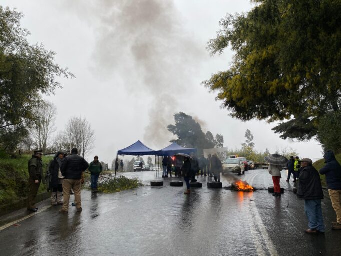 Vecinos de Filoco cortan ruta Pitrufquén – Toltén por mal estado de caminos