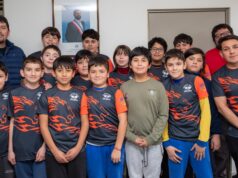 Gorbea celebra el esfuerzo deportivo entregando poleras a niños y niñas del taller de tenis de mesa