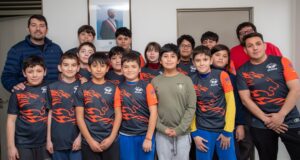 Gorbea celebra el esfuerzo deportivo entregando poleras a niños y niñas del taller de tenis de mesa