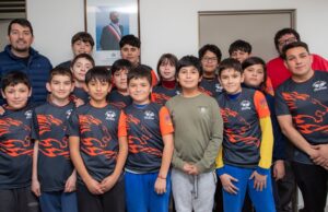 Gorbea celebra el esfuerzo deportivo entregando poleras a niños y niñas del taller de tenis de mesa