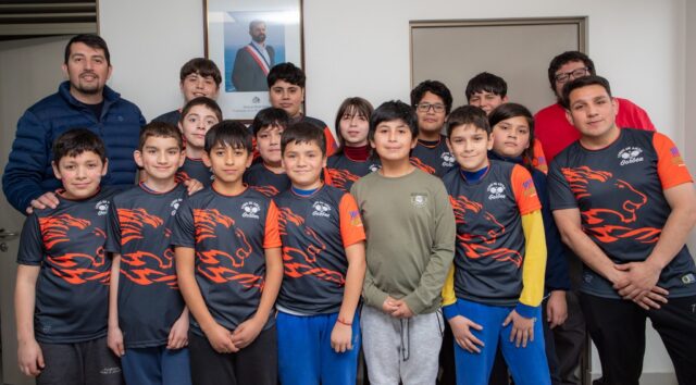 Gorbea celebra el esfuerzo deportivo entregando poleras a niños y niñas del taller de tenis de mesa