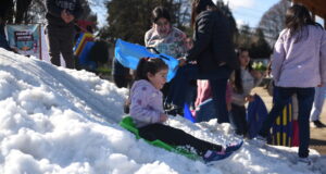 Loncoche se viste de blanco con nieve traída desde Corralco para celebrar el día de la niñez