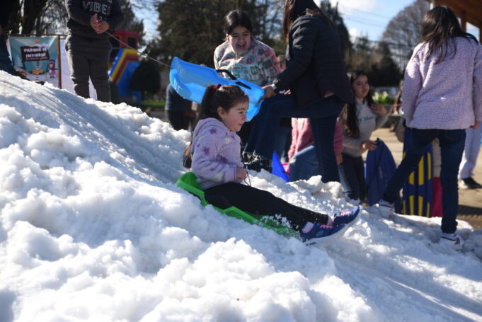Loncoche se viste de blanco con nieve traída desde Corralco para celebrar el día de la niñez