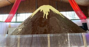 El volcán de chocolate más grande del mundo erupciona en Pucón junto a expositores internacionales