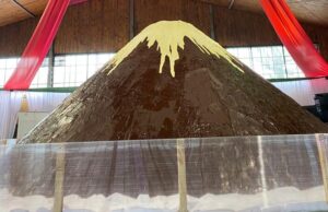 El volcán de chocolate más grande del mundo erupciona en Pucón junto a expositores internacionales