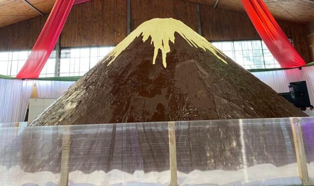 El volcán de chocolate más grande del mundo erupciona en Pucón junto a expositores internacionales