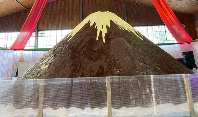 El volcán de chocolate más grande del mundo erupciona en Pucón junto a expositores internacionales