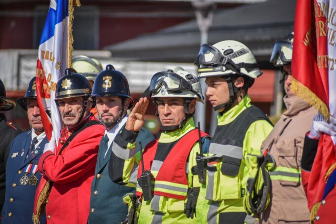 Con inédito desfile callejero y 35 nuevos voluntarios festejaron 88 años los bomberos de Villarrica