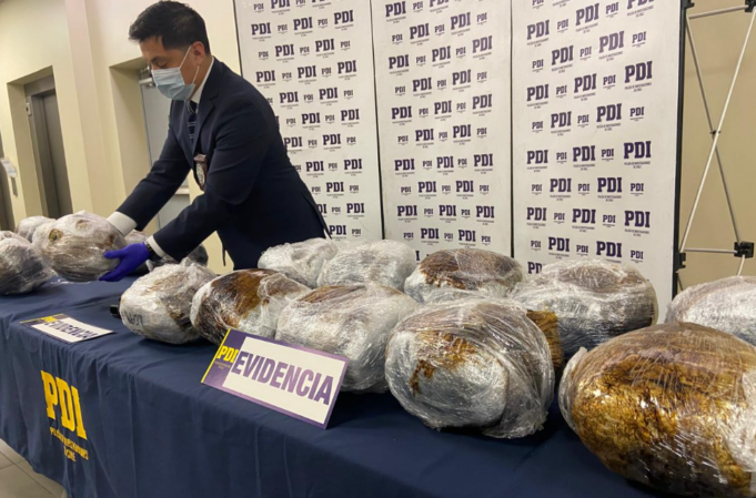 Dos detenidos y más de 20 kilos de marihuana incautada dejó operativo policial en la ruta 5 sur a la altura de Victoria