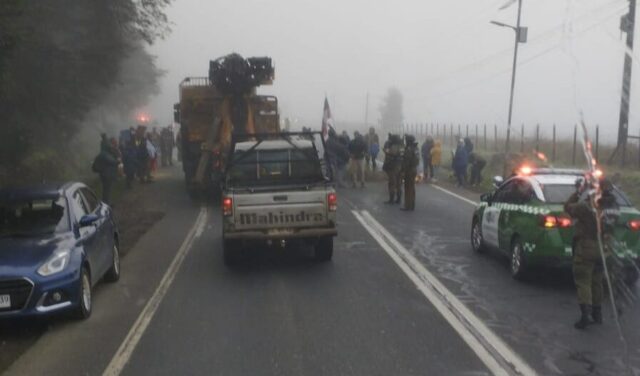 Vecinos de Freire se manifiestan por retraso en reposición de suministro eléctrico: hay dos detenidos