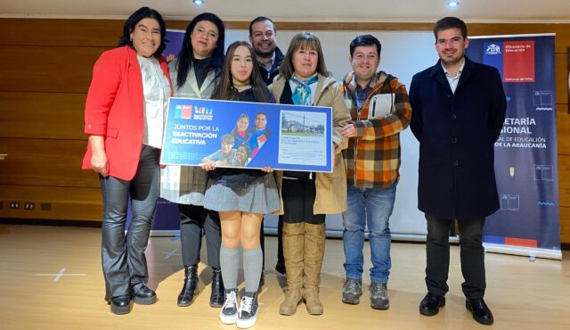 Escuela Juan Bautista Chesta de Pitrufquén recibe cheque simbólico de proyecto para mejoras de infraestructura