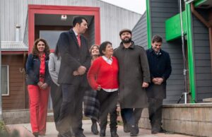 Gorbea recibe por primera vez al presidente Boric en la inauguración del condominio de viviendas tuteladas para personas mayores