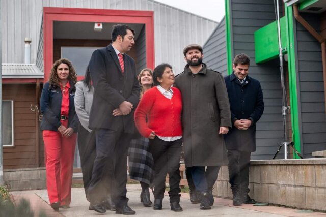 Gorbea recibe por primera vez al presidente Boric en la inauguración del condominio de viviendas tuteladas para personas mayores