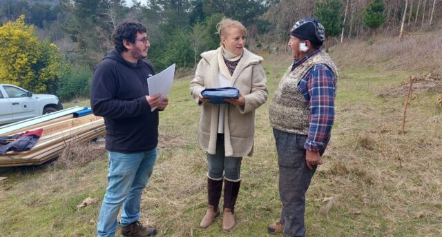 Municipio de Pitrufquén entrega nueva vivienda a matrimonio afectado por incendio en el sector de Trapehue