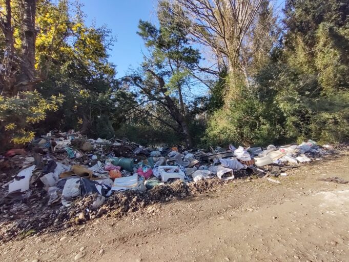 Pitrufquén: vecinos de Molco denuncian problema de micro basural sin respuesta de autoridades