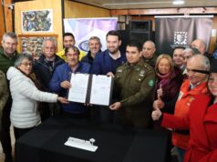 Gobernador Luciano Rivas firma mensaje para nuevo retén de carabineros de Trovolhue en Carahue
