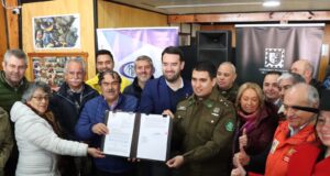 Gobernador Luciano Rivas firma mensaje para nuevo retén de carabineros de Trovolhue en Carahue