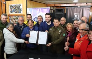 Gobernador Luciano Rivas firma mensaje para nuevo retén de carabineros de Trovolhue en Carahue