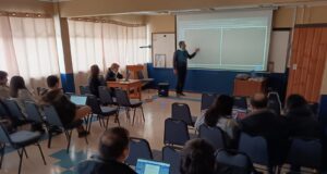 Liceo Bicentenario de Excelencia Monseñor Guillermo Hartl: Profesor Leonardo Vásquez Lidera Capacitación en IA para Docentes