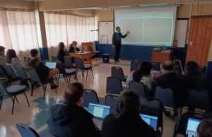 Liceo Bicentenario de Excelencia Monseñor Guillermo Hartl: Profesor Leonardo Vásquez Lidera Capacitación en IA para Docentes