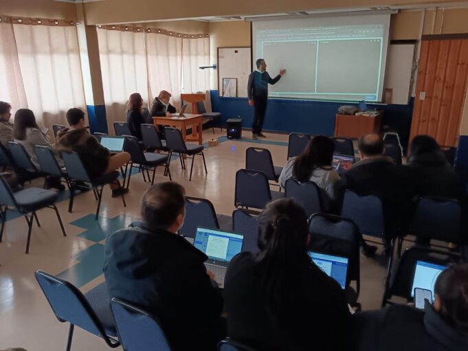 Liceo Bicentenario de Excelencia Monseñor Guillermo Hartl: Profesor Leonardo Vásquez Lidera Capacitación en IA para Docentes