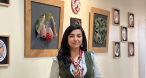 “Pu Rali en Mayólica Mapuche”: Por la artista de Gorbea Yessica Huentemán se presenta en Santo Tomás en el Arte