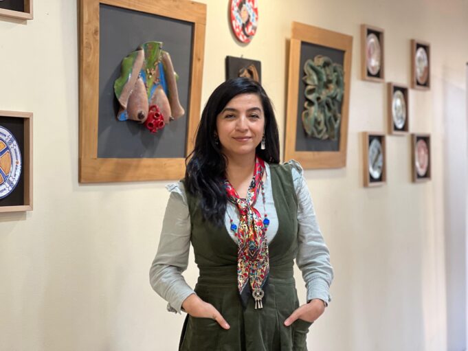 “Pu Rali en Mayólica Mapuche”: Por la artista de Gorbea Yessica Huentemán se presenta en Santo Tomás en el Arte