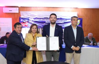 Gobernador Rivas firma mensaje para la renovación y mejora del transporte público regional con foco en la electromovilidad