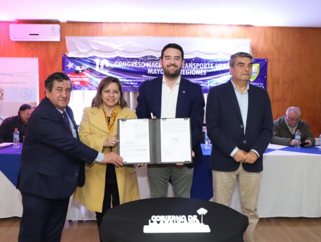 Gobernador Rivas firma mensaje para la renovación y mejora del transporte público regional con foco en la electromovilidad