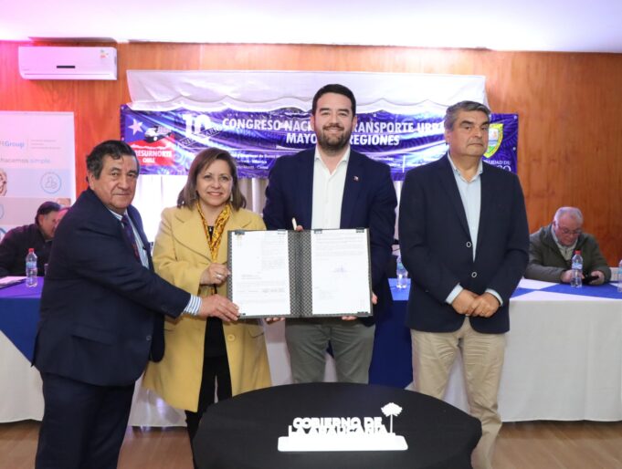 Gobernador Rivas firma mensaje para la renovación y mejora del transporte público regional con foco en la electromovilidad