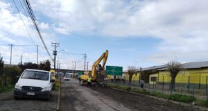 En un 35% de avance se encontrarían las obras de pavimentación de la calle Camino Toltén en Pitrufquén
