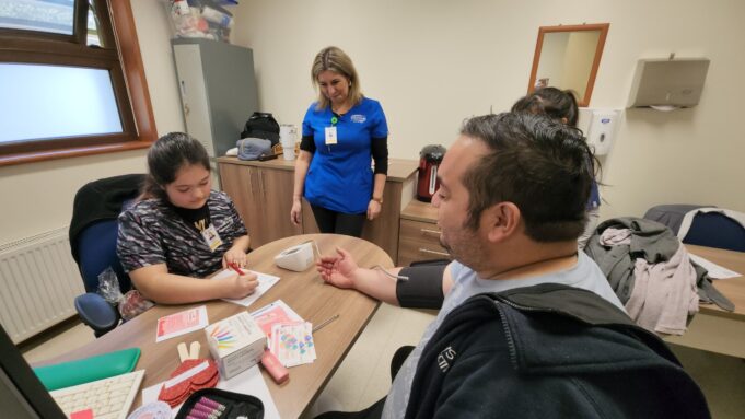 CESFAM de Pitrufquén abrió sus puertas a niños y niñas con lúdica actividad para cerrar el mes de la niñez