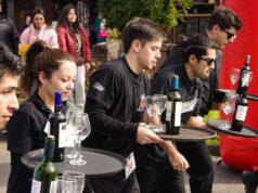 Garzones de distintos restaurantes de Pucón se lucieron en tradicional carrera de fiestas patrias