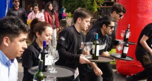 Garzones de distintos restaurantes de Pucón se lucieron en tradicional carrera de fiestas patrias