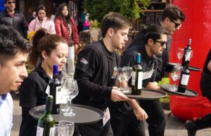 Garzones de distintos restaurantes de Pucón se lucieron en tradicional carrera de fiestas patrias