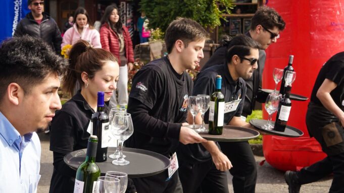 Garzones de distintos restaurantes de Pucón se lucieron en tradicional carrera de fiestas patrias