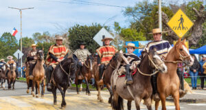 La localidad Hualpin se llenó de color, cuecas y alegría en un nuevo acto cívico y posterior desfile