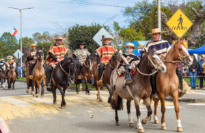 La localidad Hualpin se llenó de color, cuecas y alegría en un nuevo acto cívico y posterior desfile