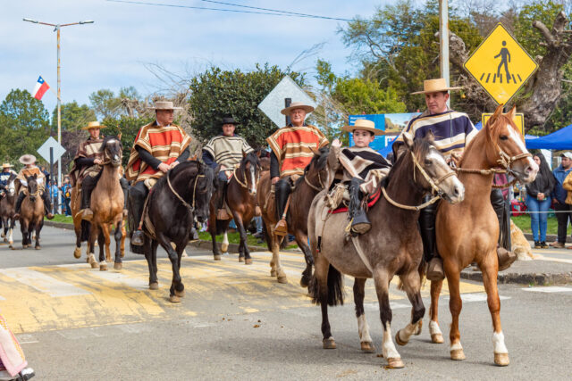 La localidad Hualpin se llenó de color, cuecas y alegría en un nuevo acto cívico y posterior desfile